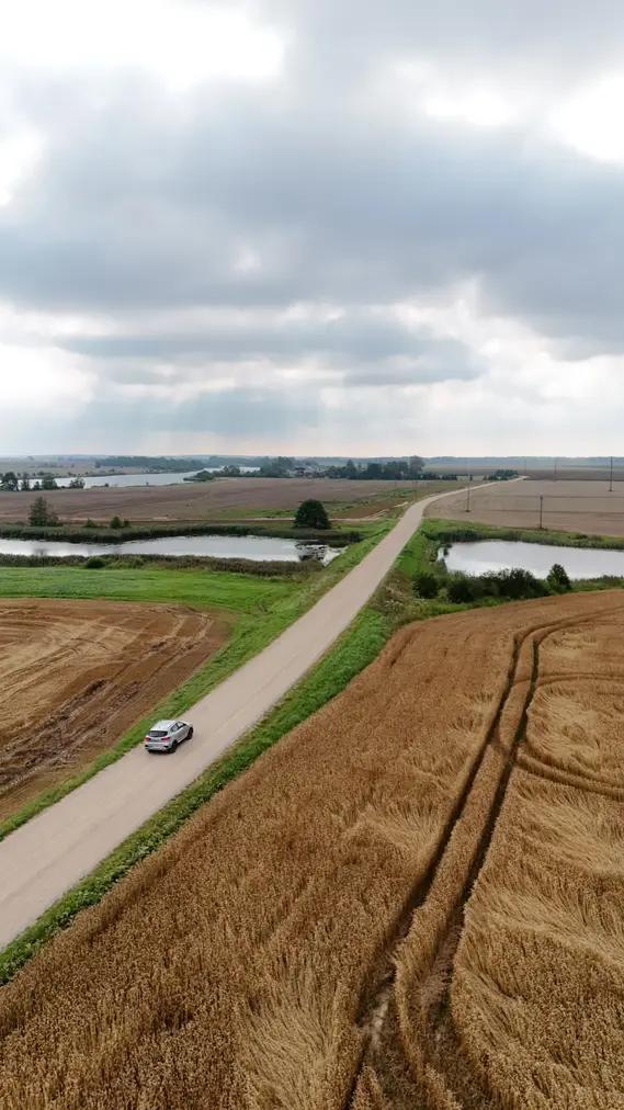 Widok z lotu ptaka na wybrzeże Bałtyku podczas roadtripu po krajach bałtyckich